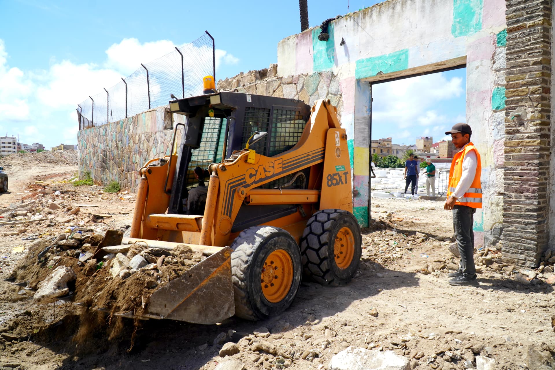 Démolition en cours le long du mur de clôture