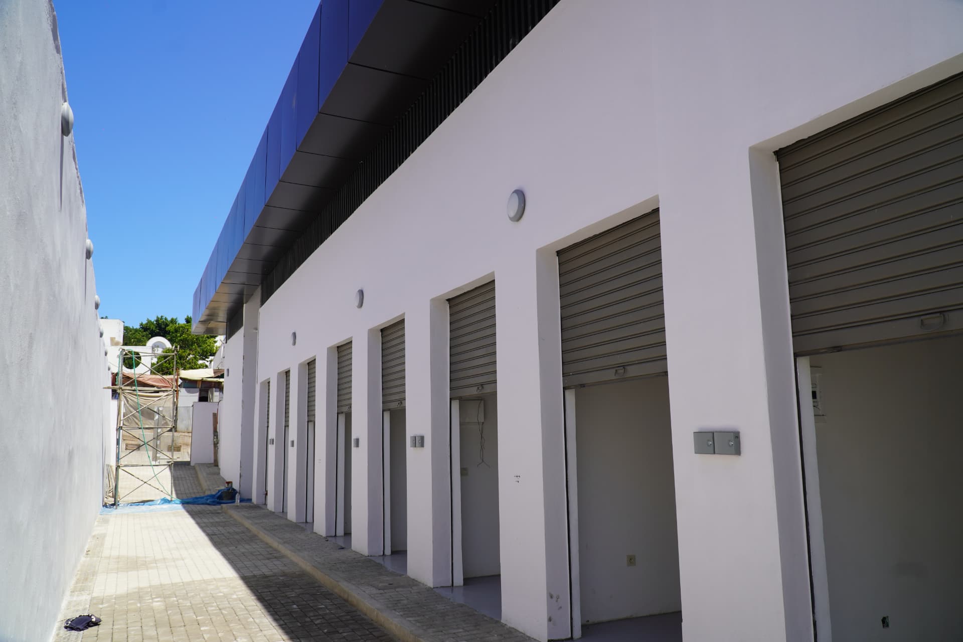 Rangée de boxes livrés avec rideaux métalliques
