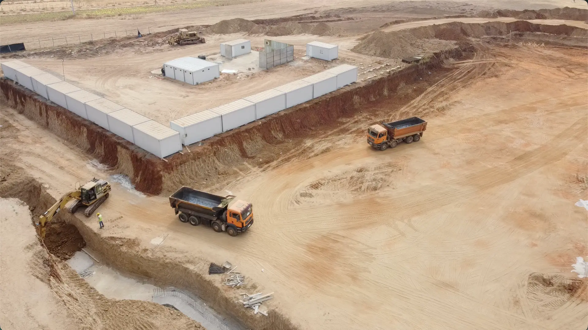 Base-vie clôturée et rotation des camions bennes