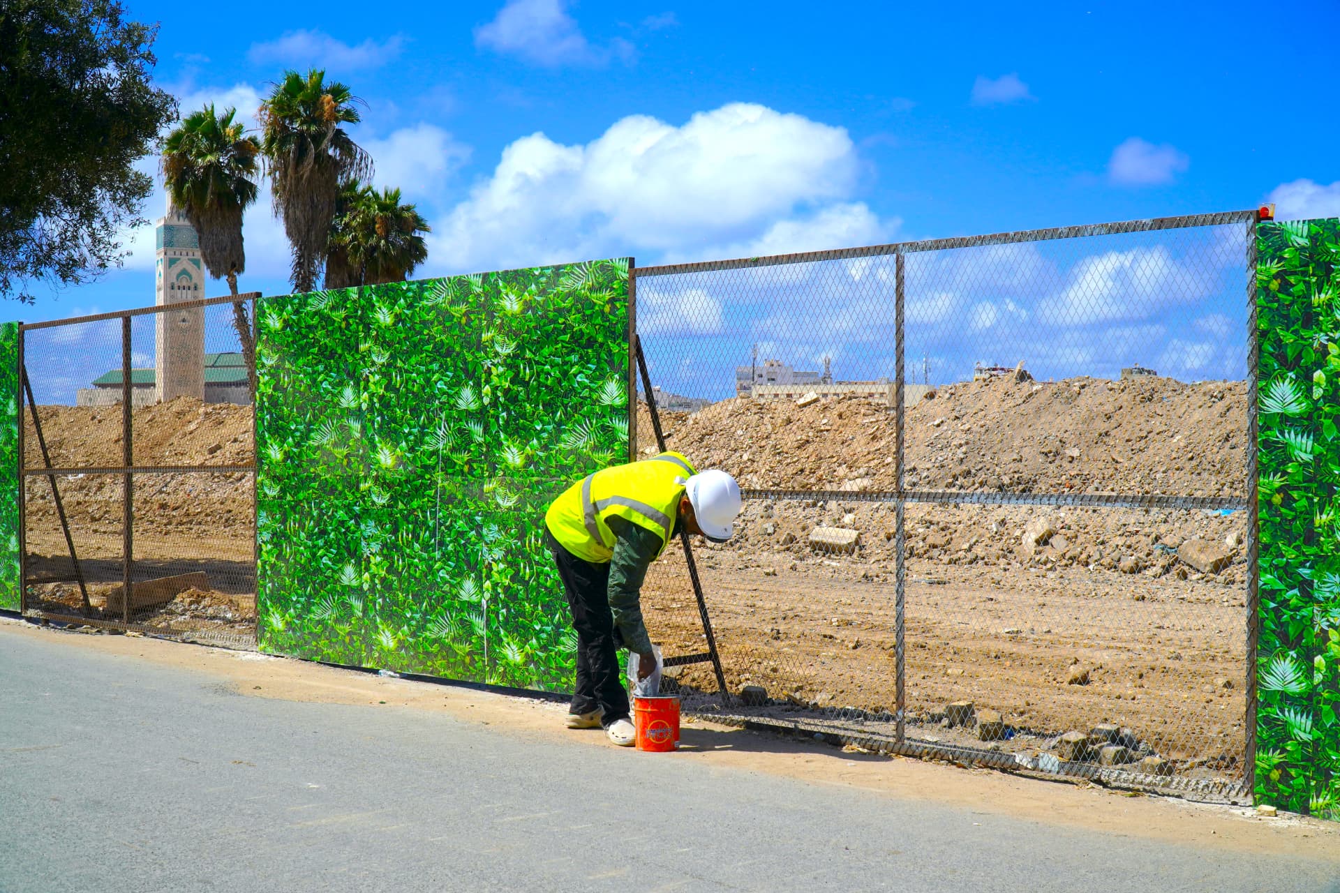 Mise en place des palissades de chantier