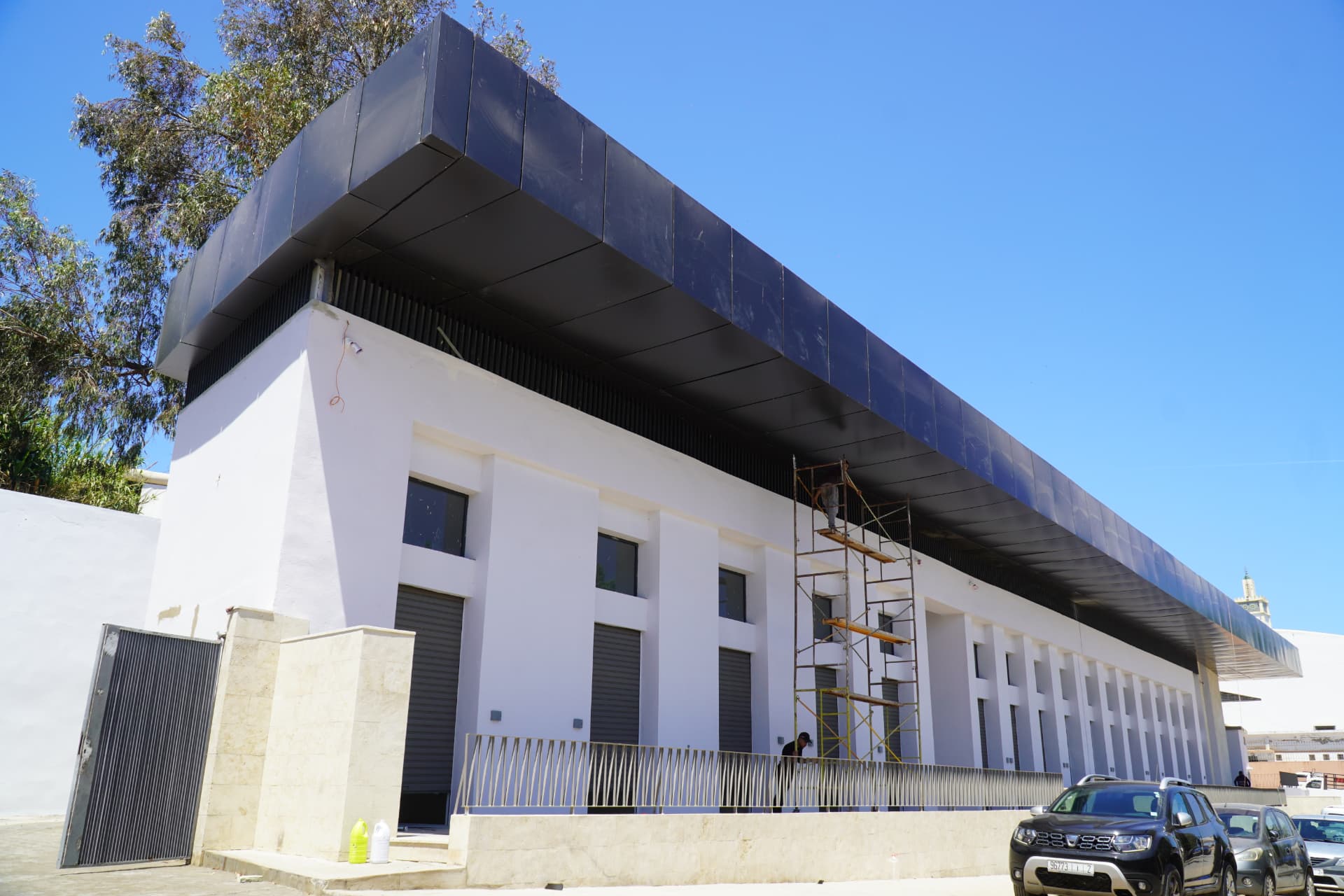Finitions du bardage depuis l'échafaudage