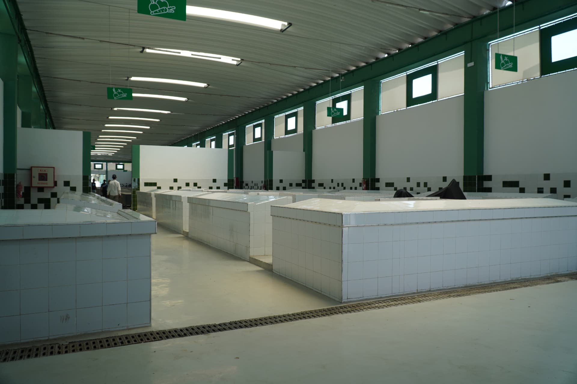 Allée centrale et caniveaux d'évacuation