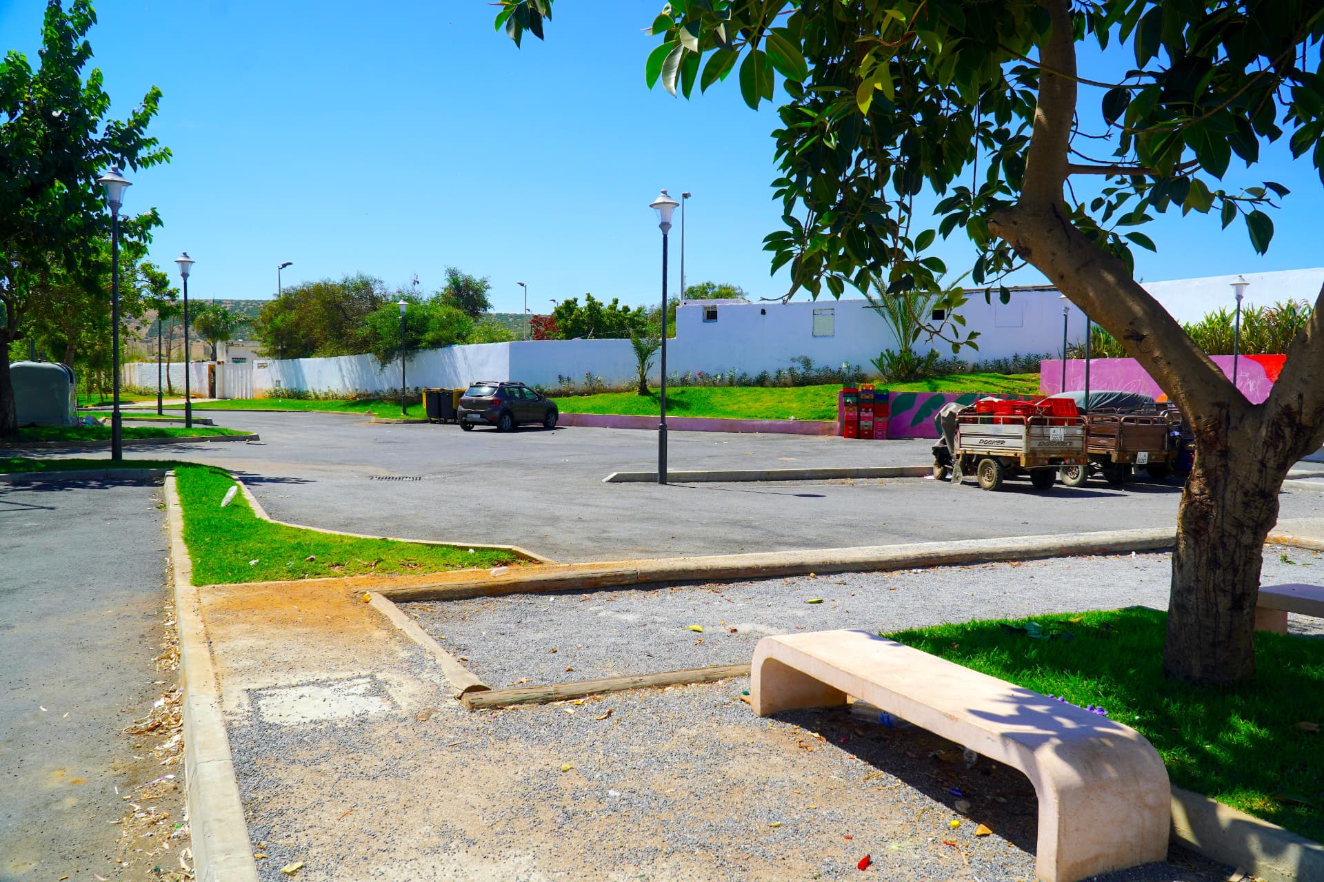 Parvis, mobilier extérieur et espaces verts