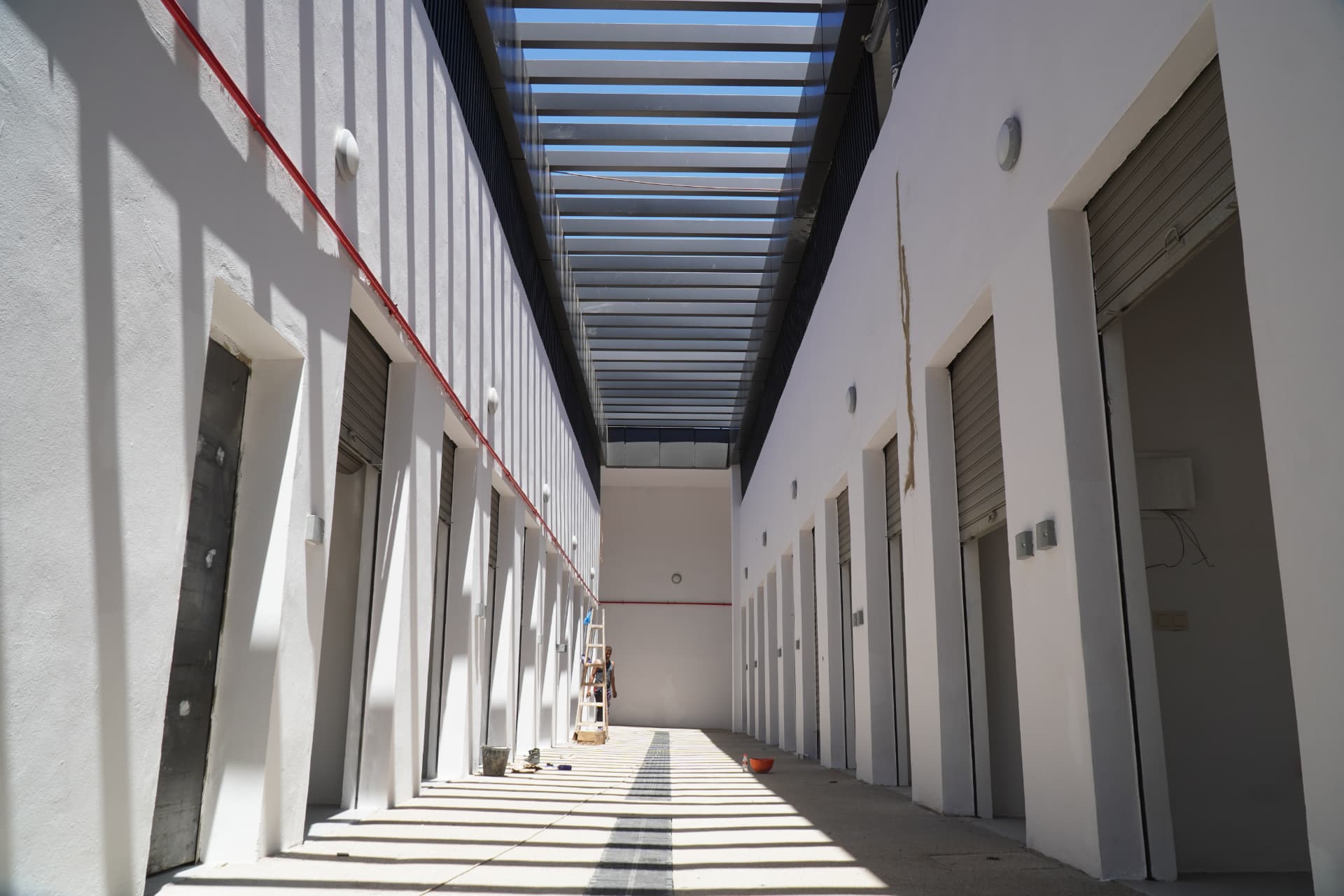 Galerie centrale couverte par la résille métallique
