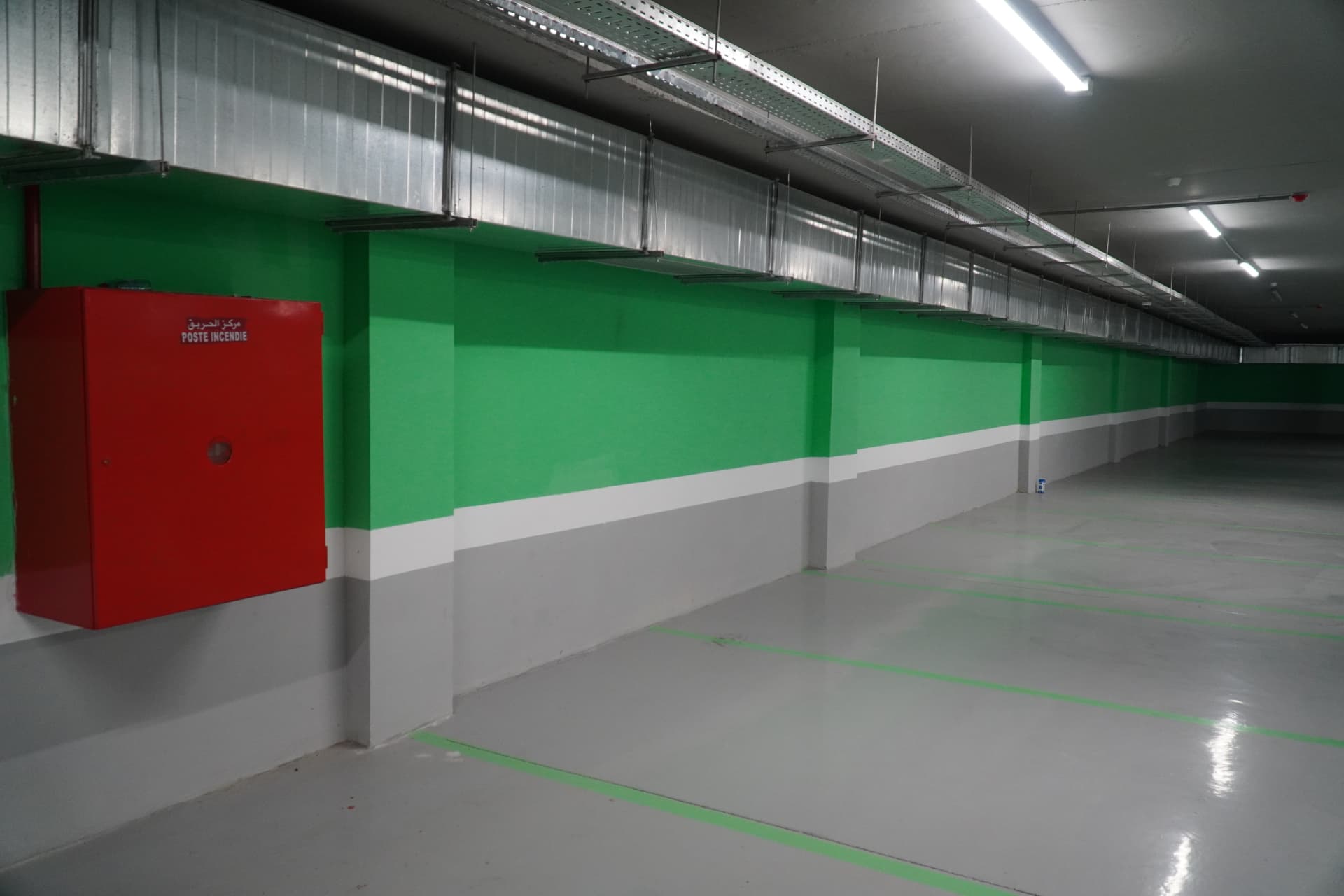 Travée de stationnement, ventilation et éclairage